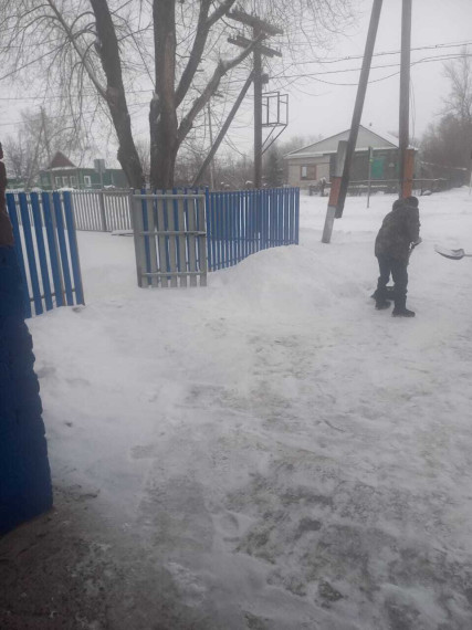 Уборка снега со школьных дворов.